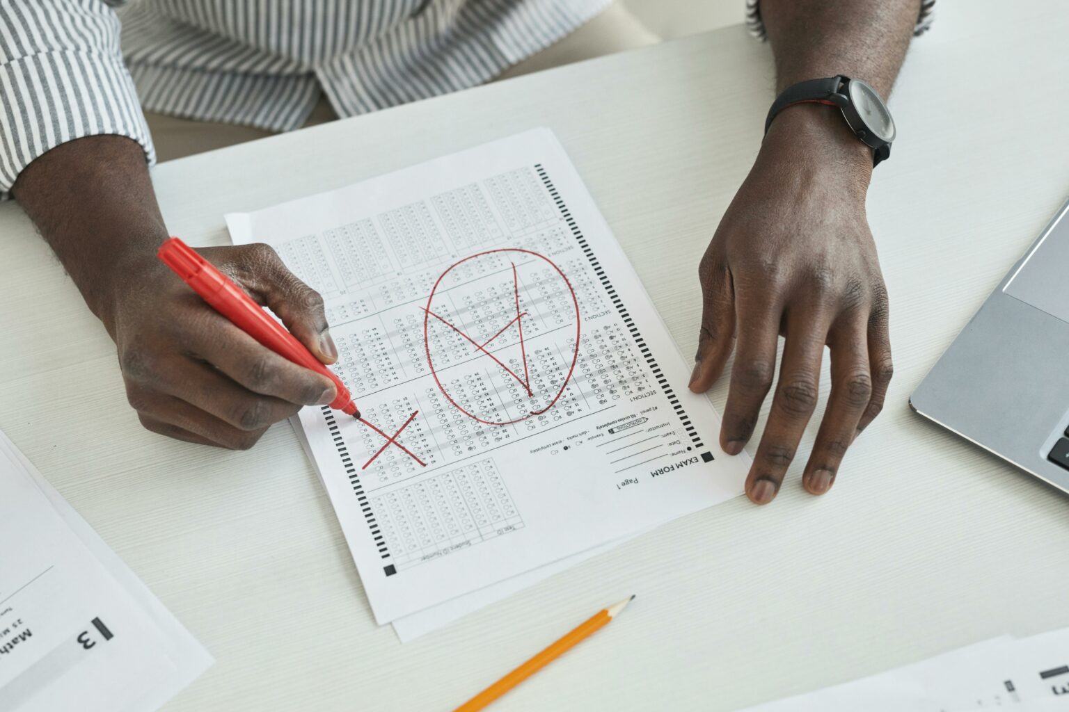 Bulletins scolaires numériques : Comment moderniser l’évaluation tout en respectant la pédagogie ?