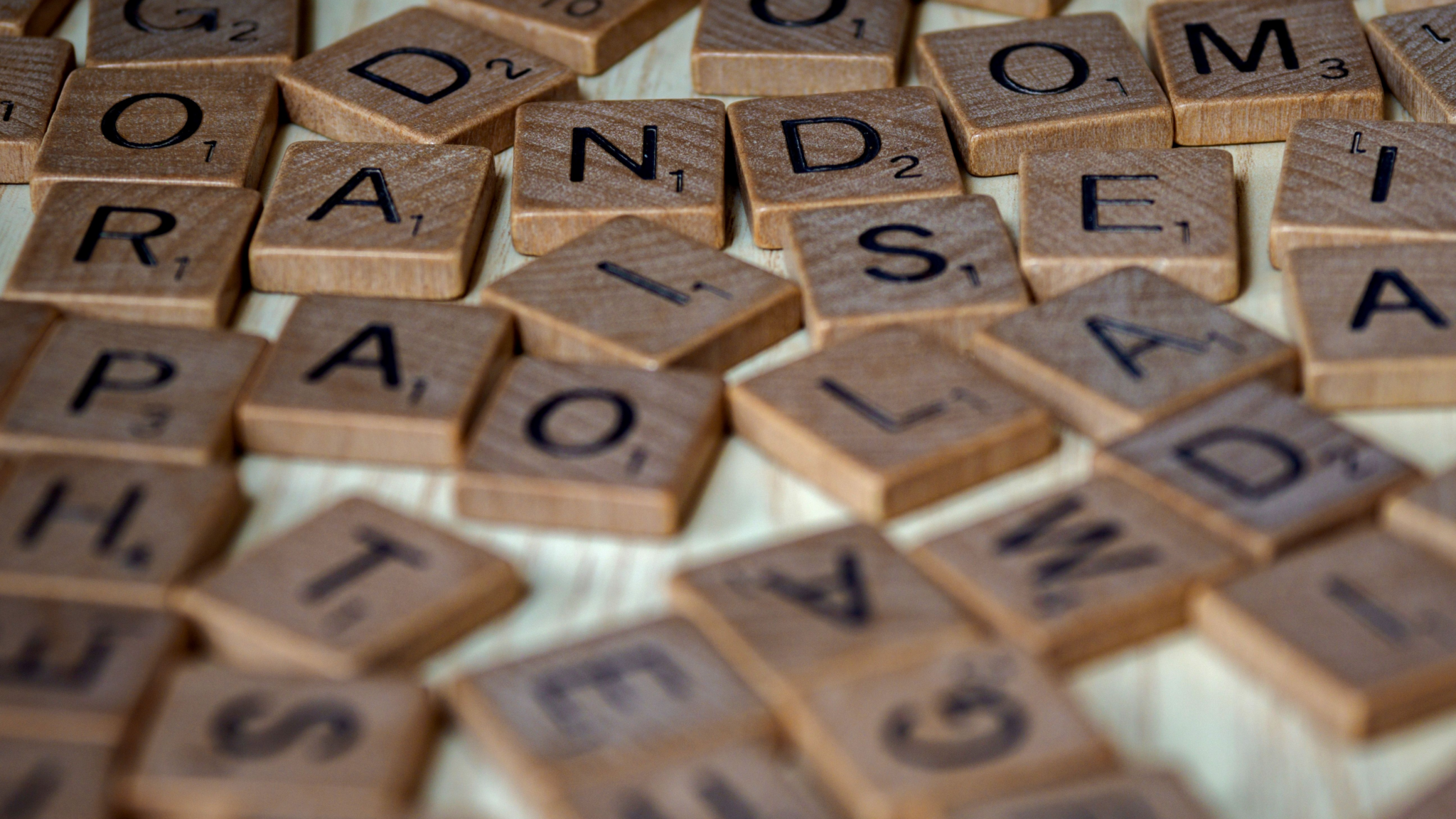 Lettres de Scrabble en bois éparpillées sur une table