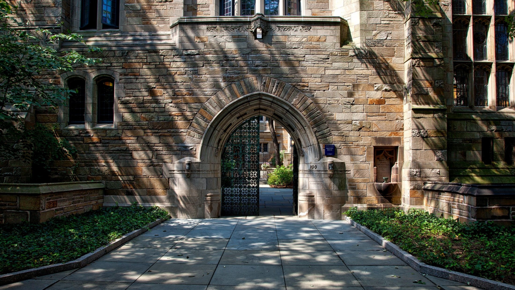 Entrée voûtée en pierre d’un bâtiment universitaire